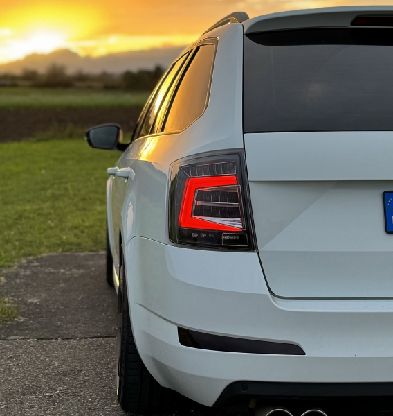 LED Rückleuchten für Skoda Octavia 3 III 5E Kombi 12-19 schwarz klar LAUFBLINKER für orig. Led 2x 3 Pins