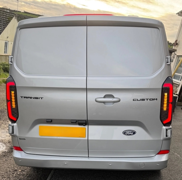 Lightbar LED Rückleuchten für Ford Tourneo Custom 2023+ schwarz smoke