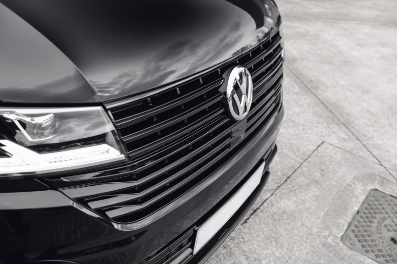 Frontgrill + Blenden schwarz glänzend für VW T6.1 Multivan / Caravelle / Transporter ab 2019 für VW-Zeichen