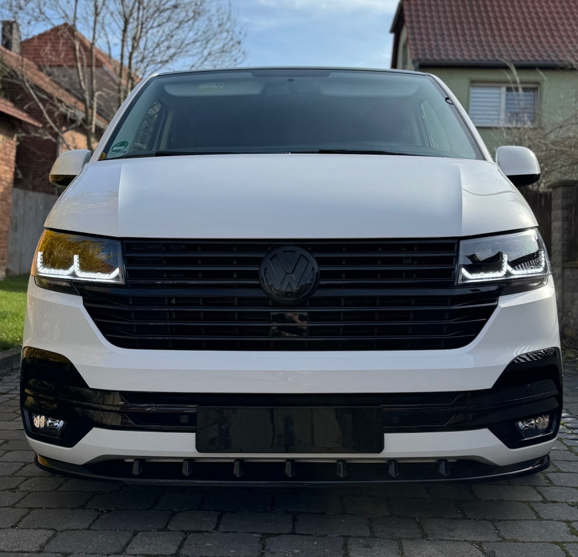 Frontgrill + Blenden schwarz glänzend für VW T6.1 Multivan / Caravelle / Transporter ab 2019 für VW-Zeichen