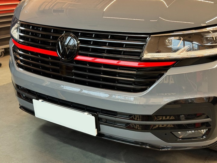 Frontgrill schwarz rot glänzend für VW T6.1 Multivan / Caravelle / Transporter ab 2019 für VW-Zeichen