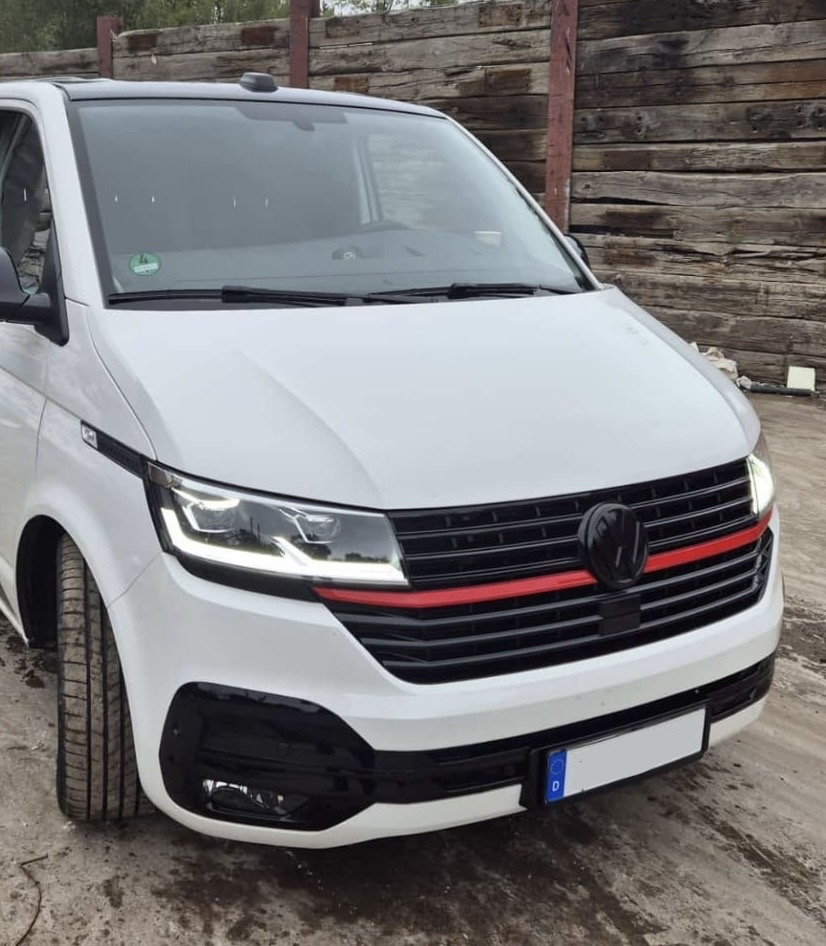 Frontgrill schwarz rot glänzend für VW T6.1 Multivan / Caravelle / Transporter ab 2019 für VW-Zeichen